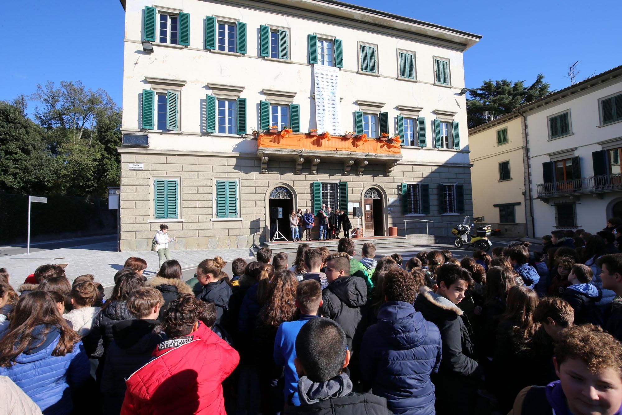 Gli aslunni alla cerimonia ndi fronte al municipio di Lamporecchio (Foto Nucci)