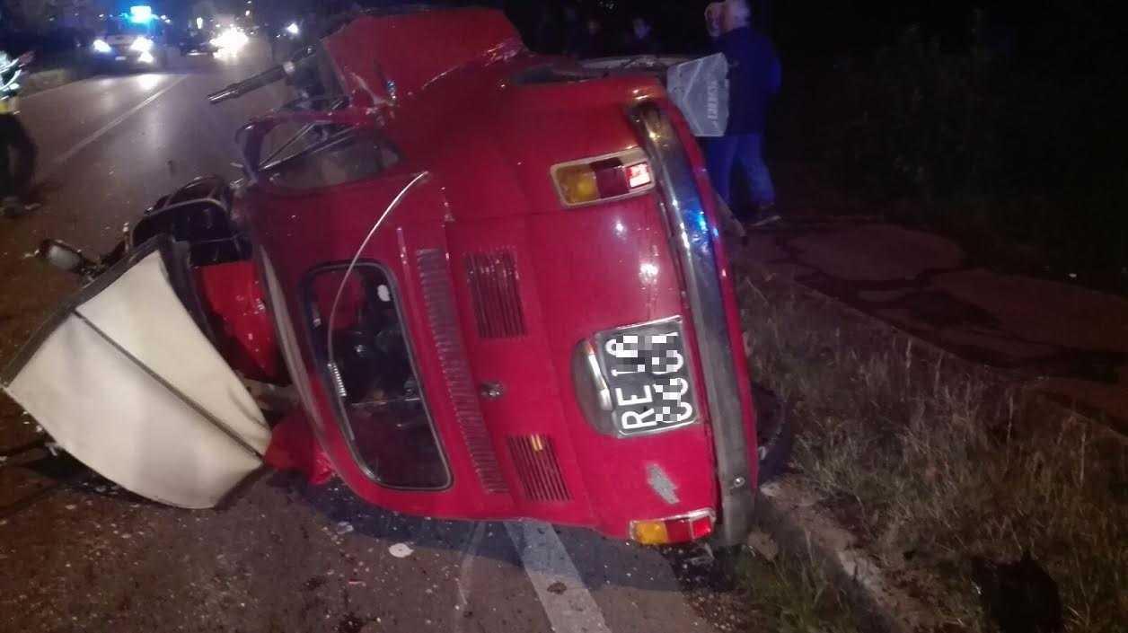 Scontro tra auto e moto all'incrocio, due feriti