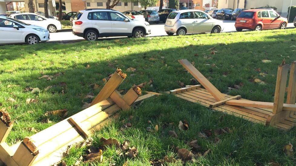 Atti vandalici nella notte nei giardini di piazza Kennedy