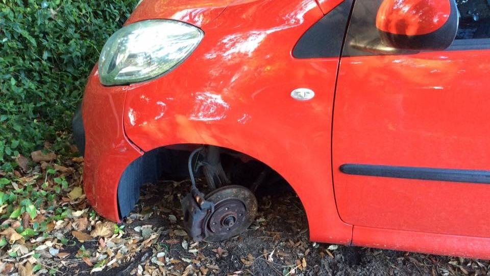 L'auto senza ruote della vedova del senatore Caprili