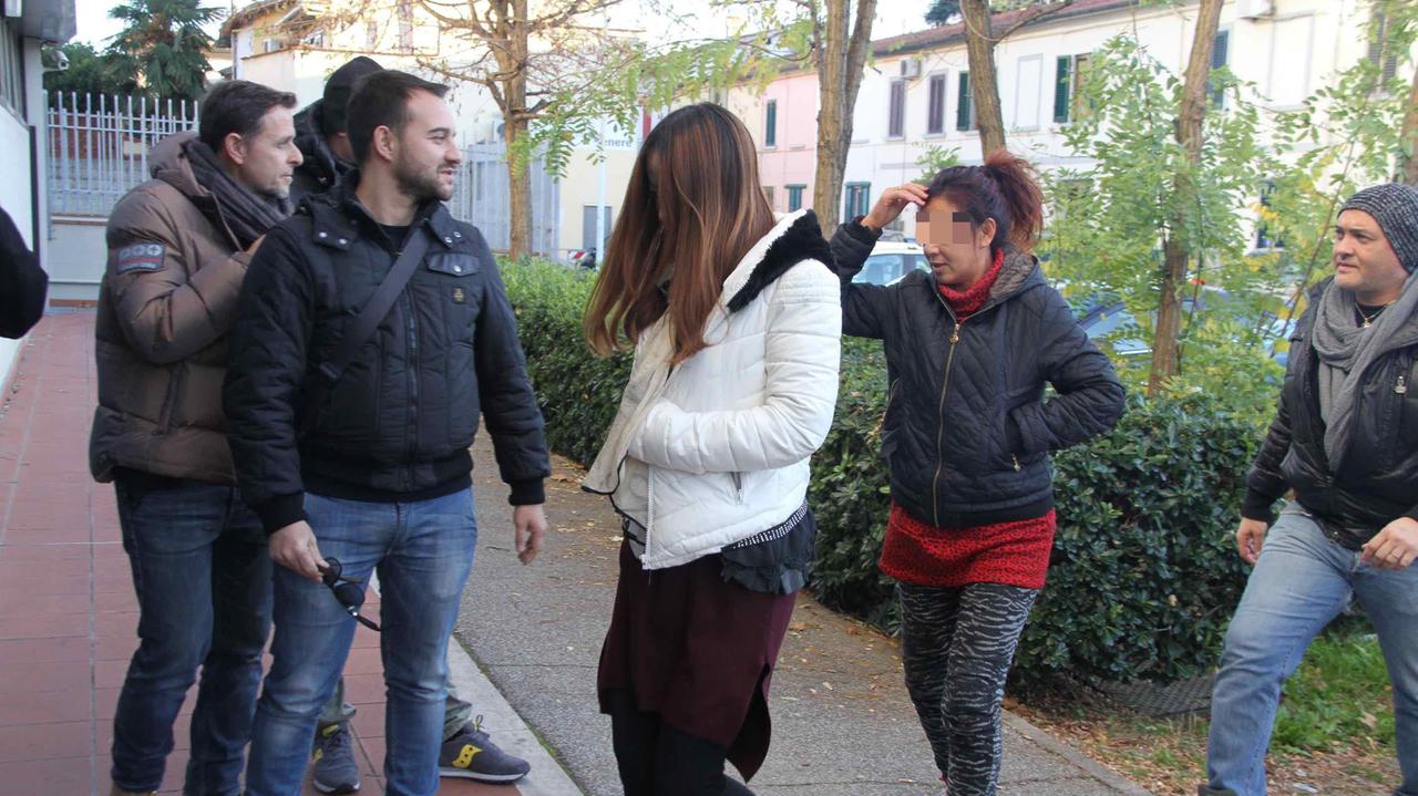 L'arrivo delle prostitute cinesi al comando provinciale della Finanza (foto Batavia)