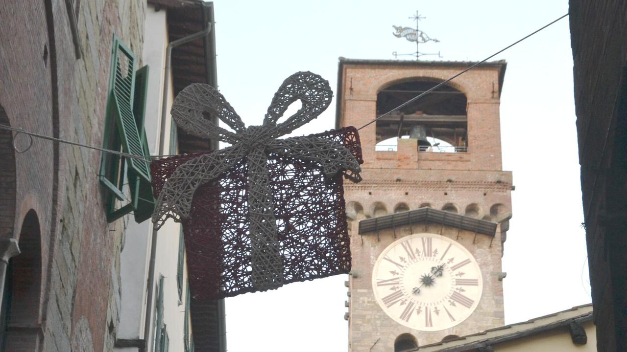 Ecco le nuove luci natalizie ma a tanti non piacciono