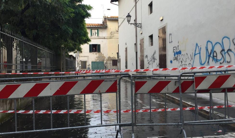 Strada chiusa per la caduta di calcinacci dal tetto