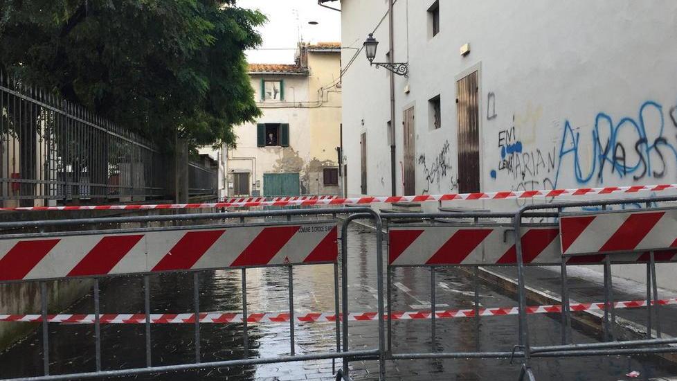 Strada chiusa per la caduta di calcinacci dal tetto