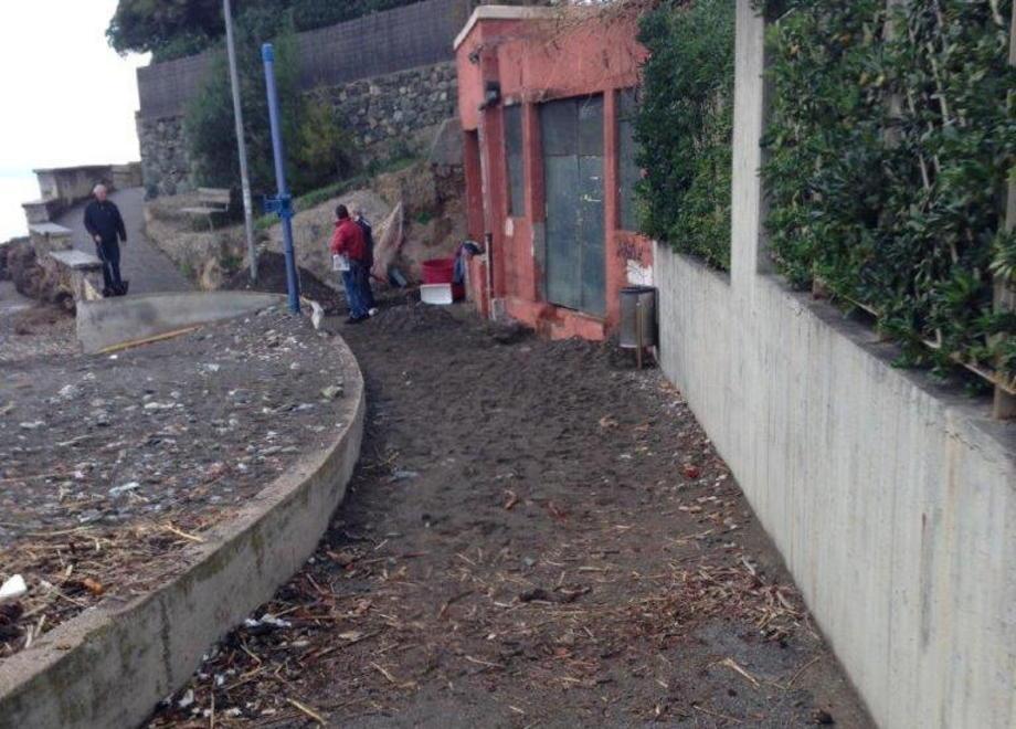 Tra sabbia e rifiuti la mareggiata devasta la passeggiata 