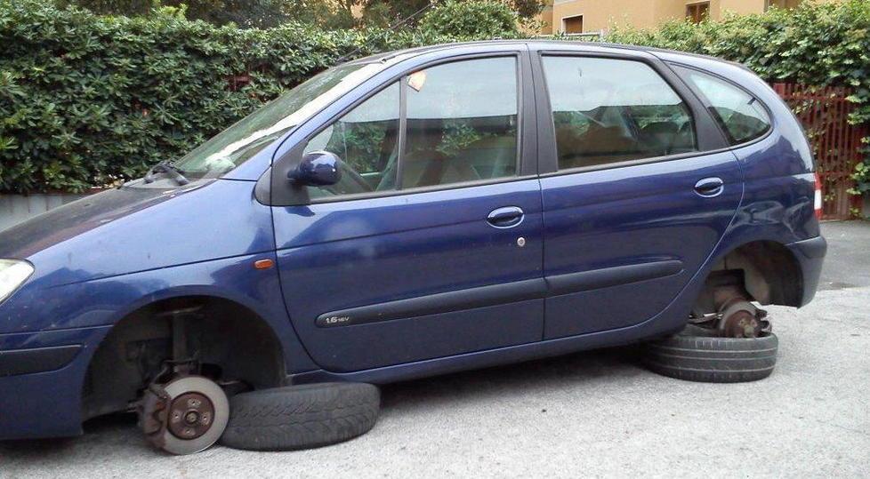 Razzia di pneumatici e cerchi in lega 
