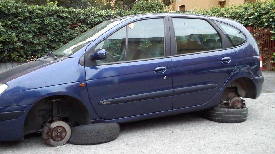 Razzia di pneumatici e cerchi in lega