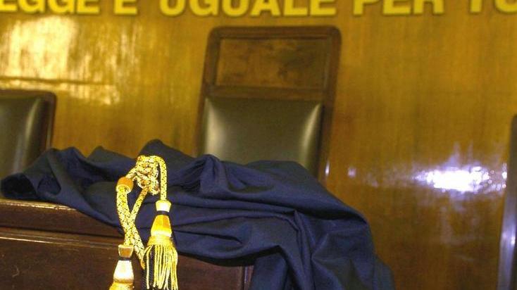 La musica è troppo alta, lite finisce a calci e pugni