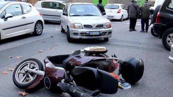 Auto non dà la precedenza ferito scooterista di 38 anni