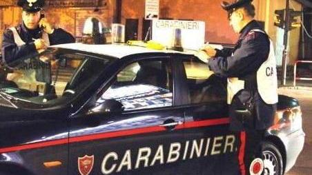 Picchiano e rapinano una prostituta