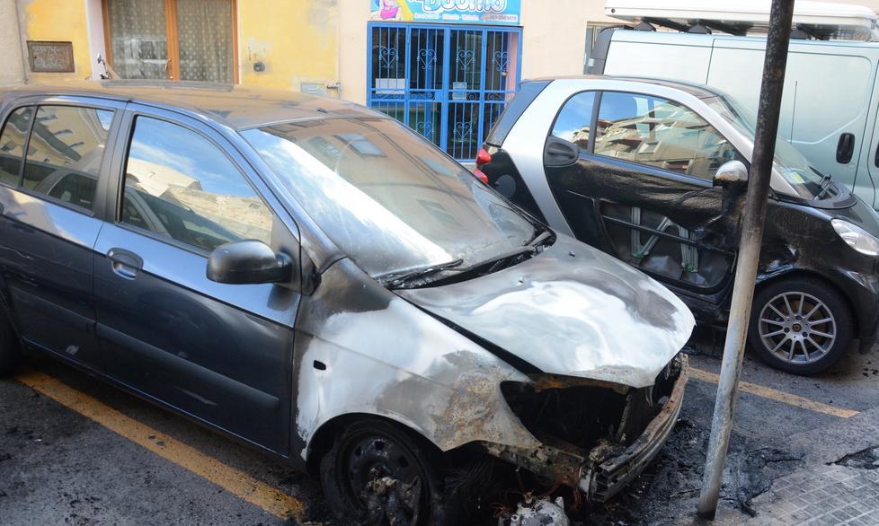 Incendio danneggia due auto 