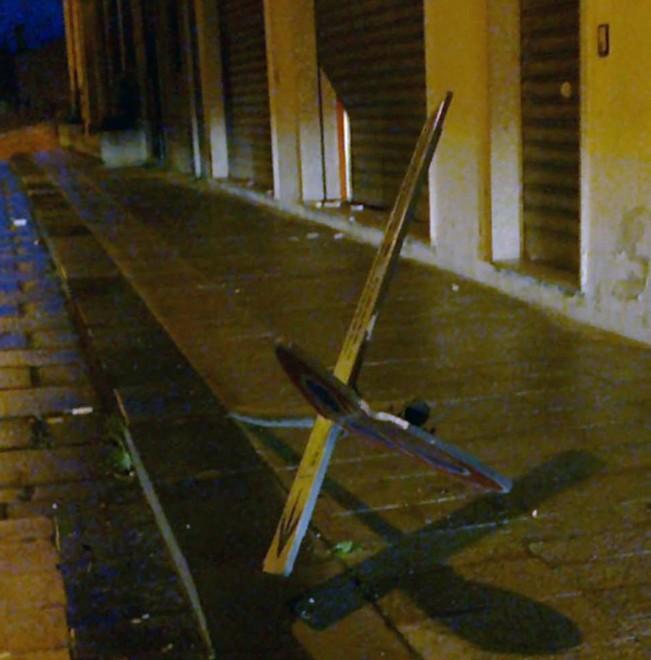 In auto sul marciapiede, sfonda una serranda 