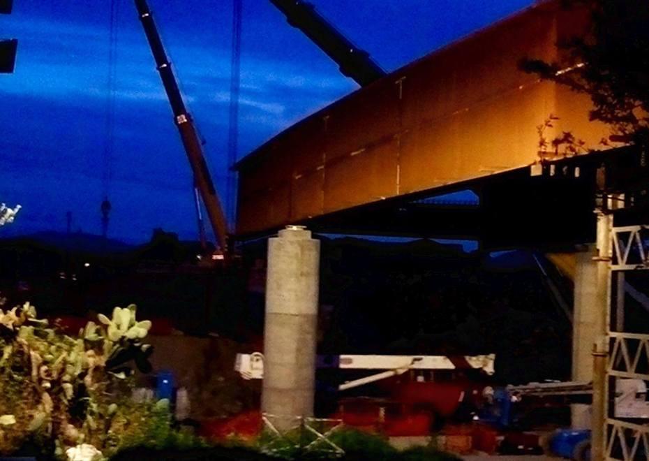 Le gru montano il nuovo ponte metallico sull’Oddone