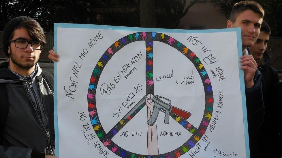 Marsigliese e letture, studenti in corteo contro il terrorismo