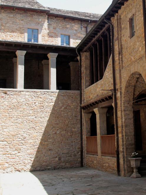 Via ai lavori di allestimento della mostra sul presepe