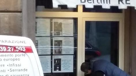 Vandali all’agenzia Bertini