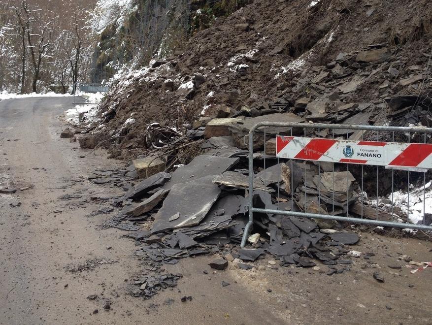 Frana si abbatte su strada e “imprigiona” due auto 