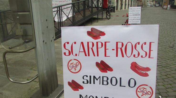 Scarpe rosse per dire no alle violenze sulle donne