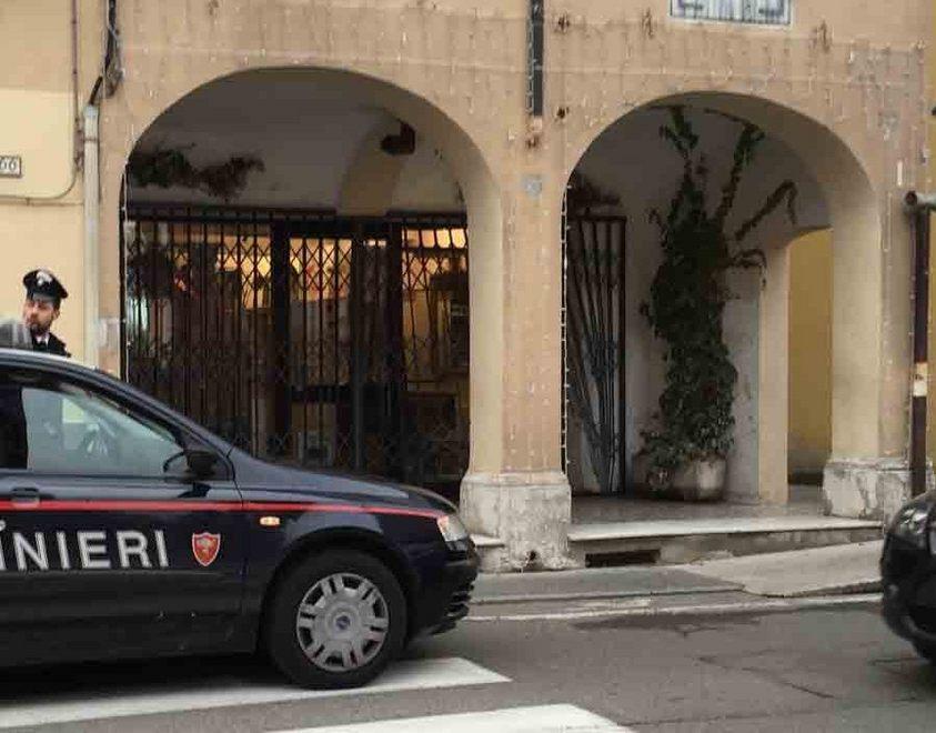 I ladri sfondano la vetrata e rubano creme e profumi 
