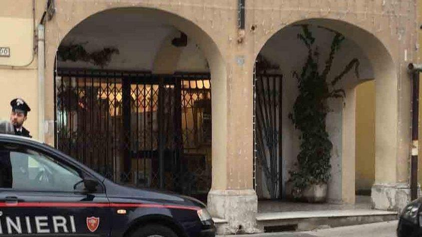 I ladri sfondano la vetrata e rubano creme e profumi