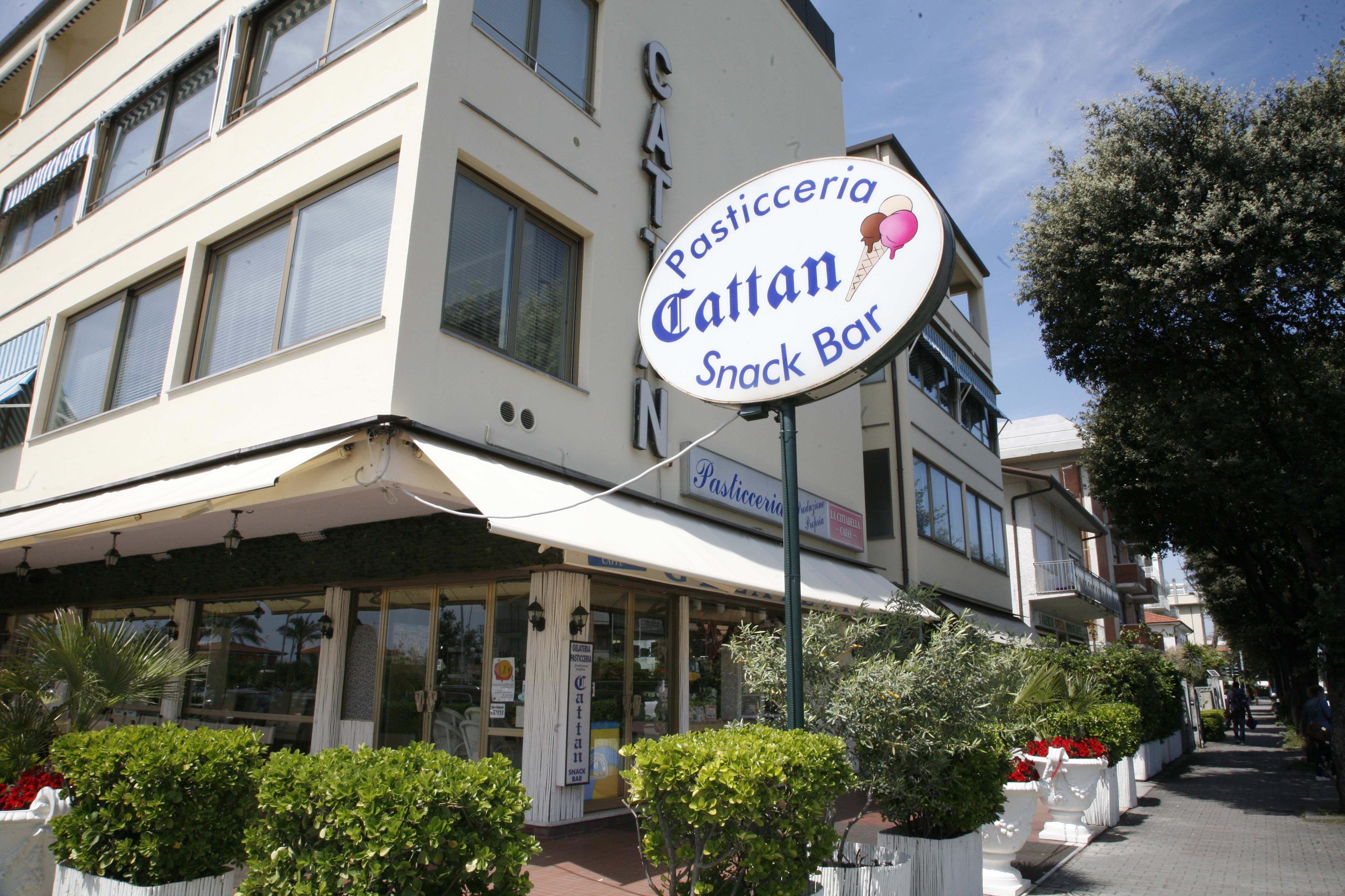 Il tratto del viale Colombo di fronte al bar Cattan di Lido di Camaiore