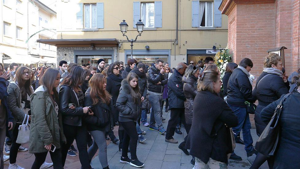 Vignola. una folla commossa per l’addio a Giovanni Gatti