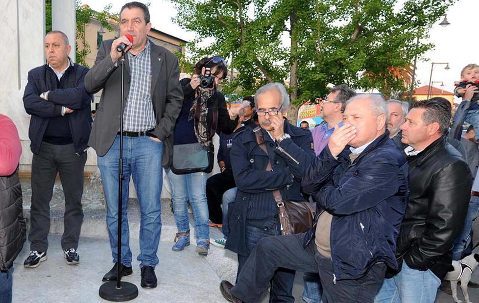 Sindacalisti durante un comizio in piazza Gramsci