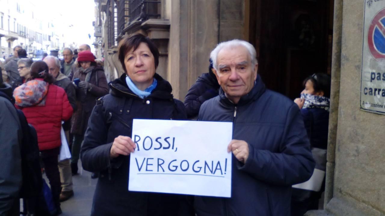 La protesta davanti alla Regione Toscana, in primo piano la consigliera del Pd di Prato Roberta Lombardi