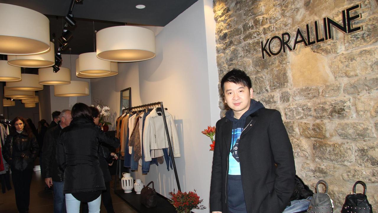Francesco Zhan all'interno del negozio Koralline