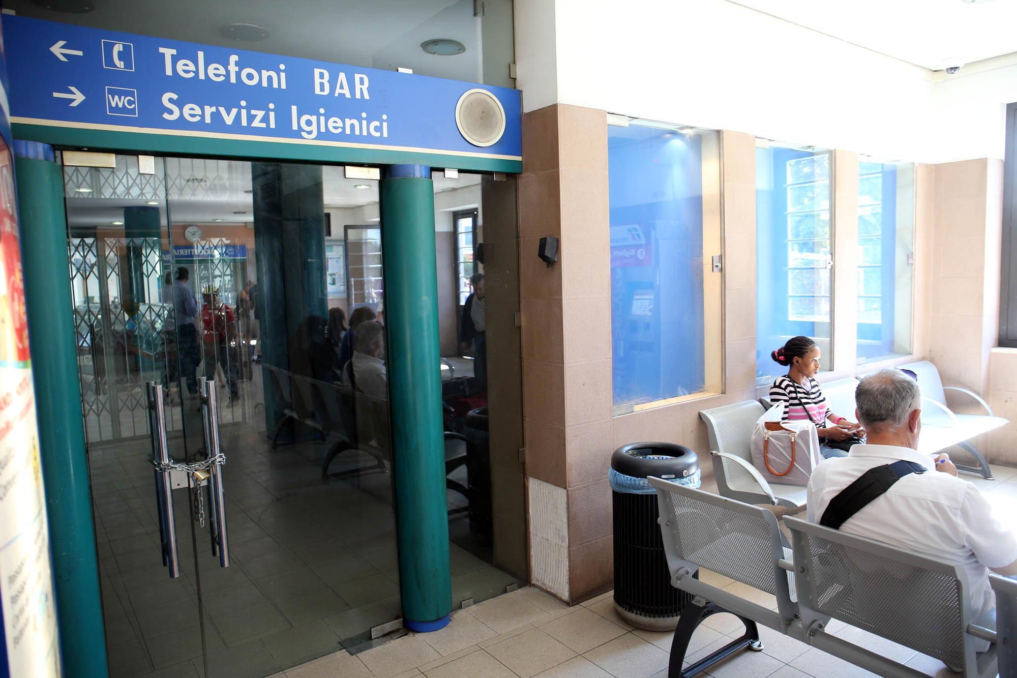 L'ingresso dei bagni della stazione Montecatini Centro sbarrato da quasi tre mesi (Foto Nucci)