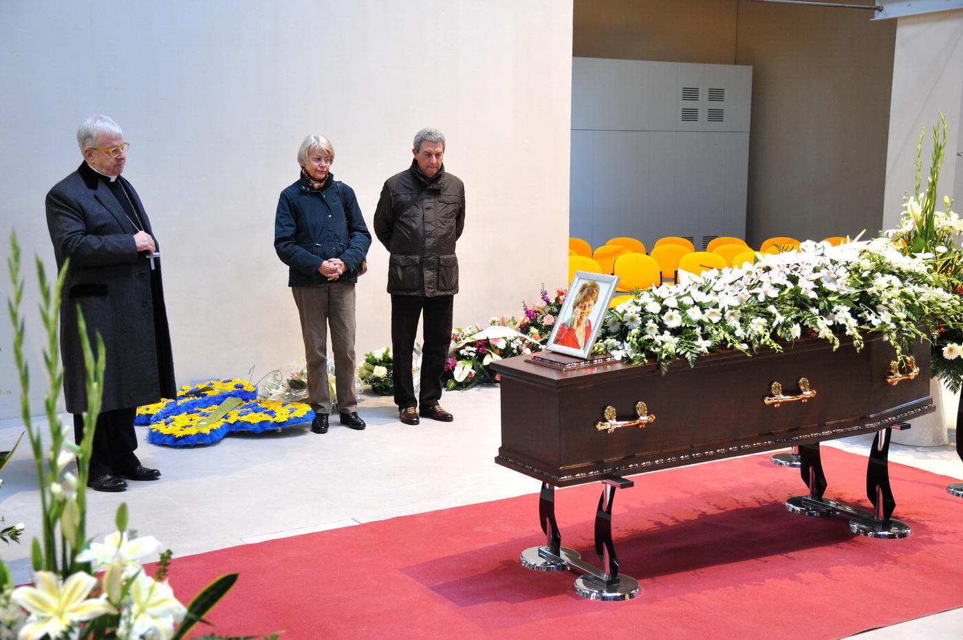 La benedizione del feretro dell'ex sindaca (foto Giorgio)