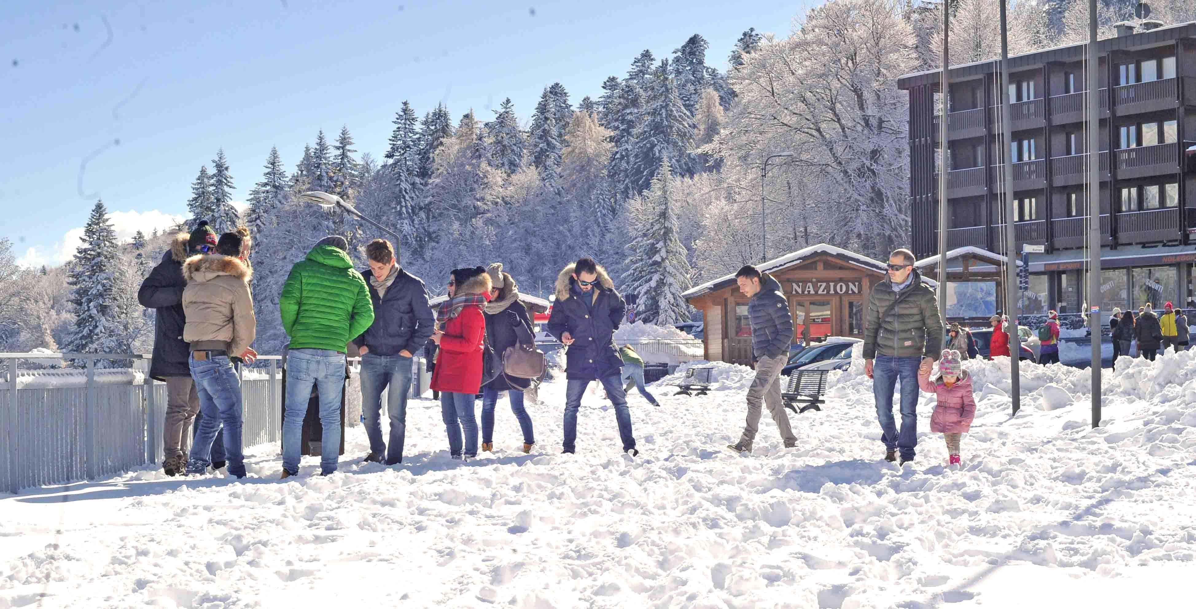 Turisti all'Abetone domenica 22 dopo la prima abbondante nevicata (foto Lorenzo Gori)