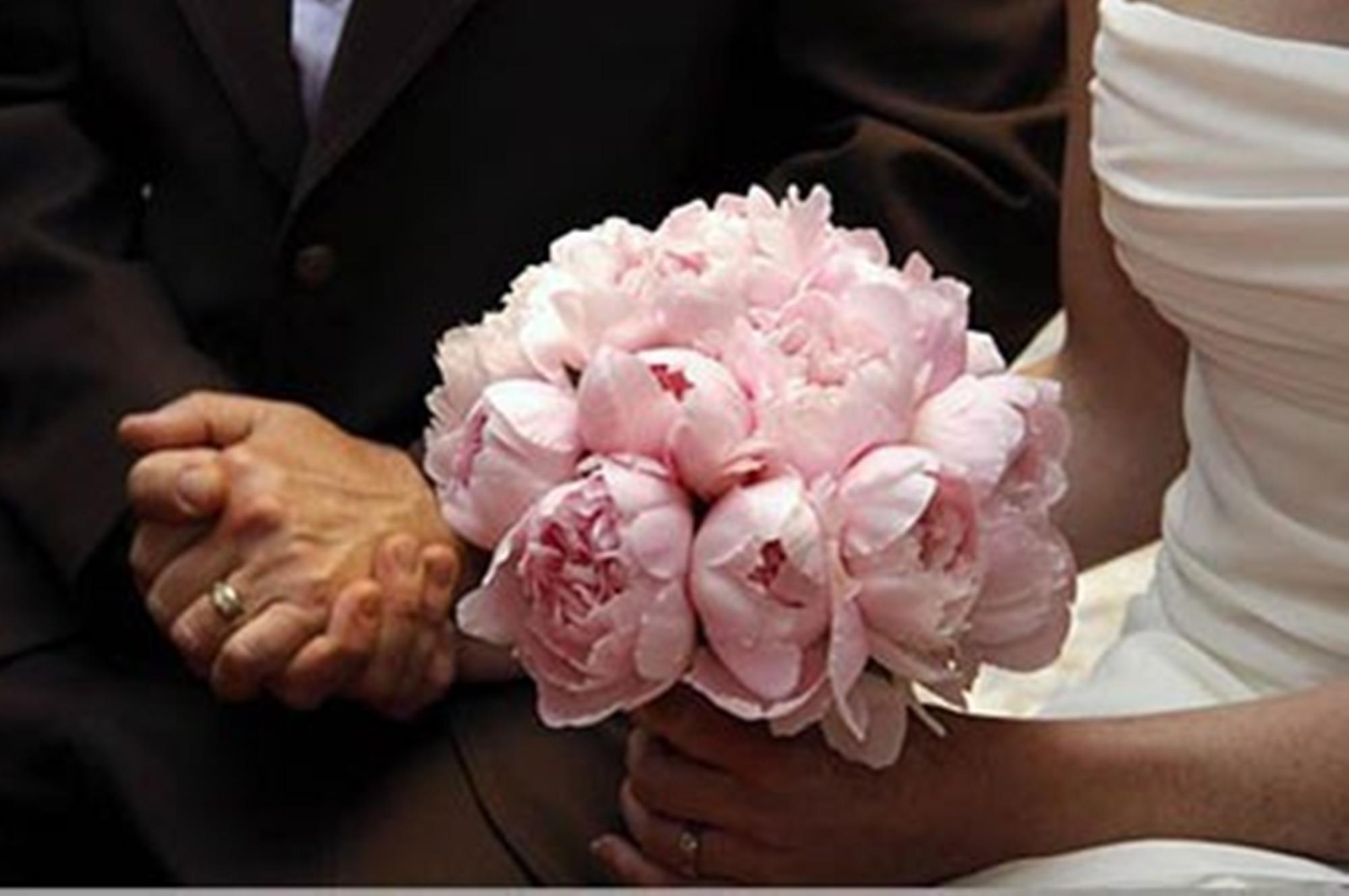 Parrucchiera del Sulcis si risposa senza divorziare: rischia 5 anni per bigamia