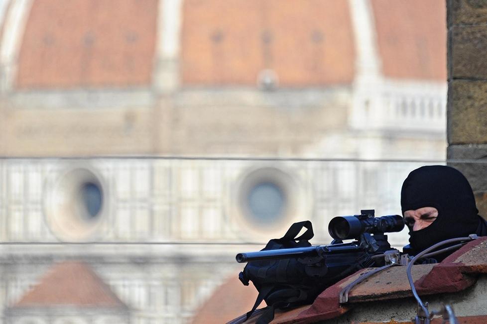 Tiratori scelti della polizia sui tetti di Firenze in vista del vertice Nato (ag. Massimo Sestini)