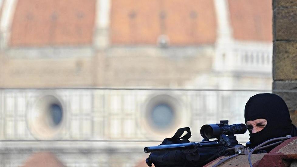Tiratori scelti della polizia sui tetti di Firenze in vista del vertice Nato (ag. Massimo Sestini)