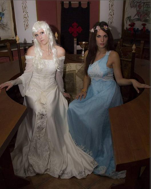 Monica e Krizia: costruiamo abiti a colpi di pennello 