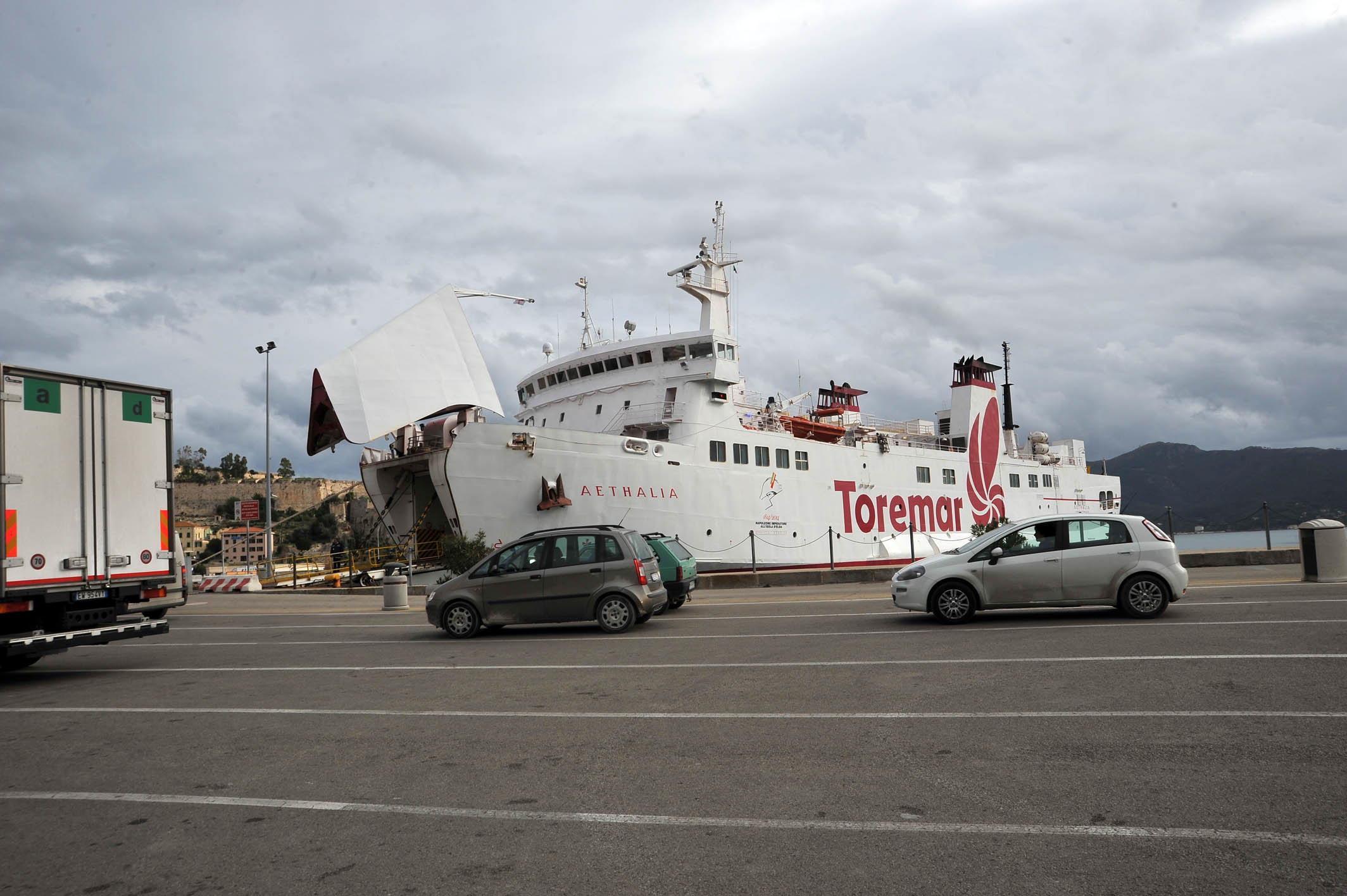 Un traghetto Toremar attraccato a Portoferraio