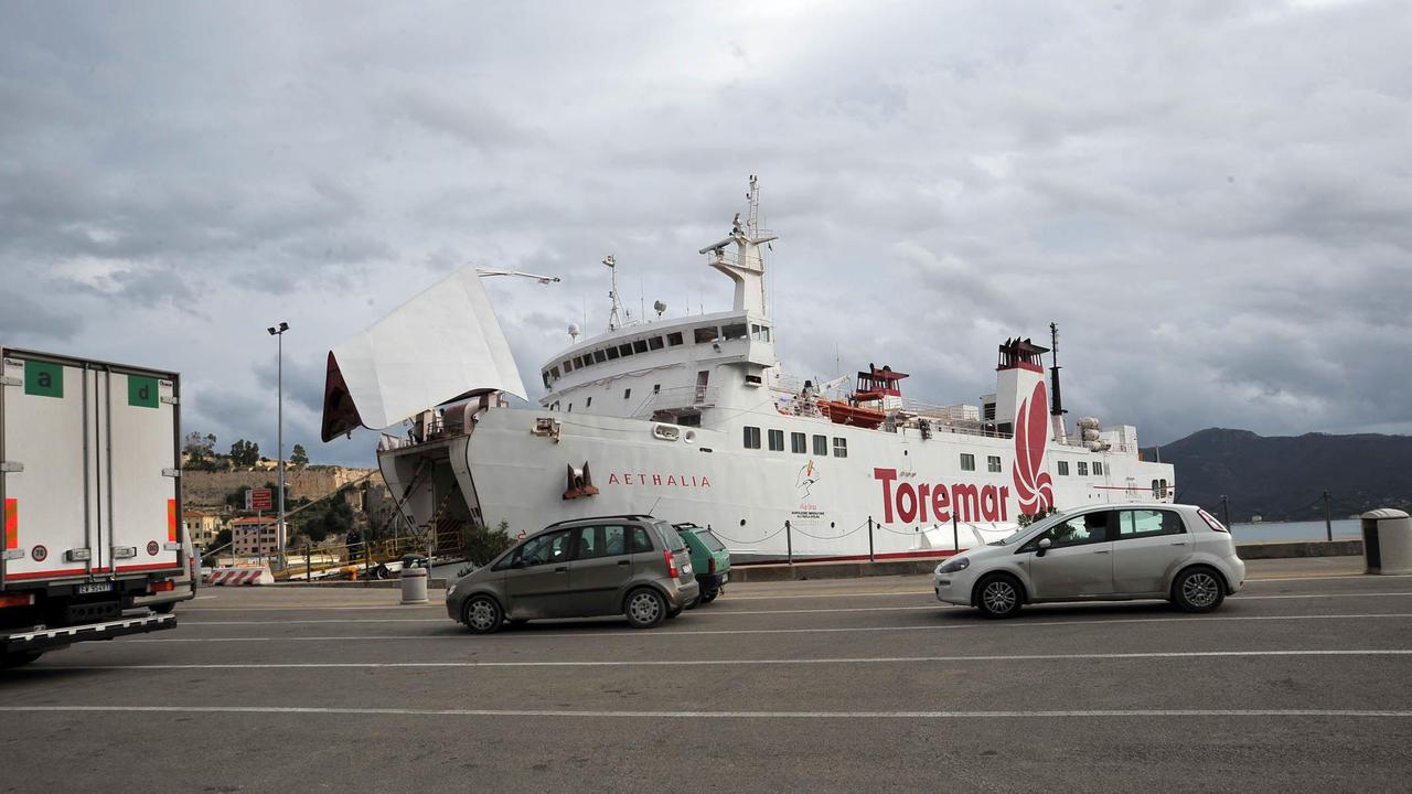 Un traghetto Toremar attraccato a Portoferraio