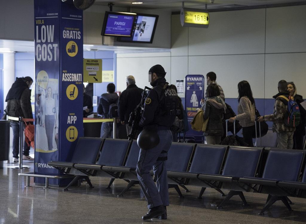 I controlli della polizia all'aeroporto di Elmas (foto Rosas)