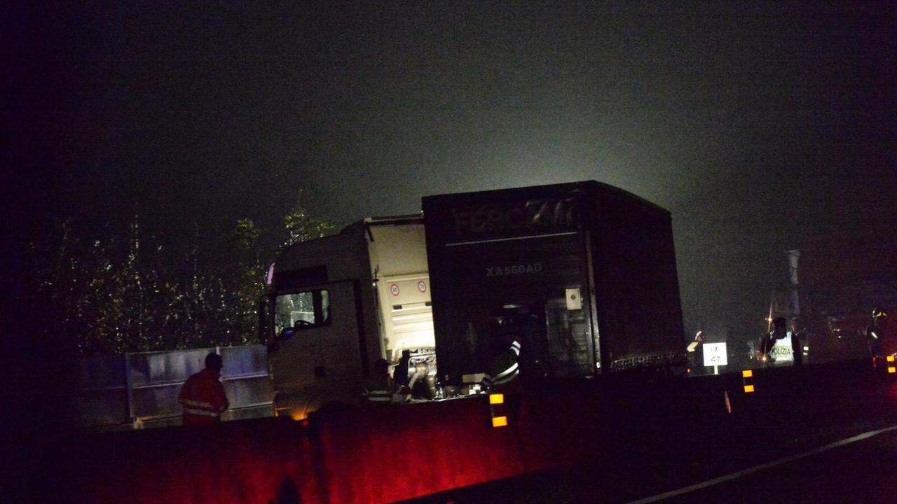 Il camion coinvolto nell'incidente sulla Firenze-Pisa-Livorno (foto Franco Silvi)