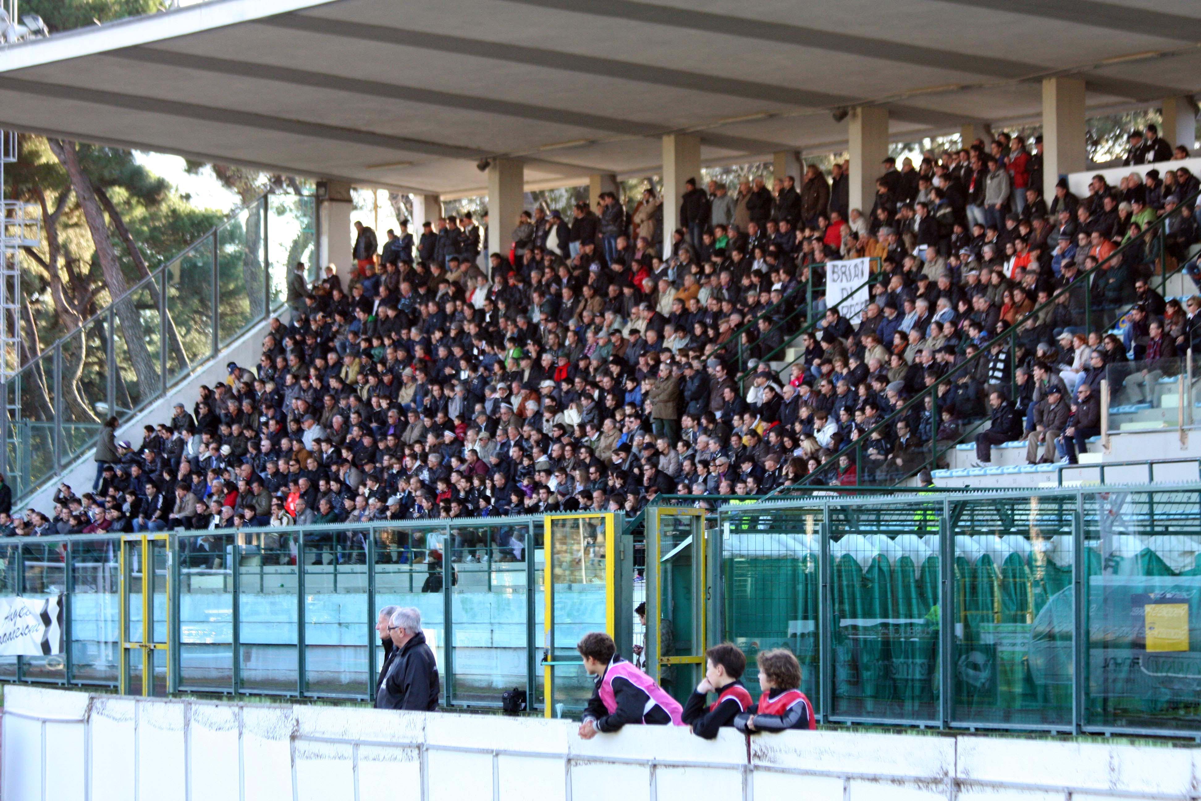Tifosi del Viareggio sugli spalti dello stadio dei Pini