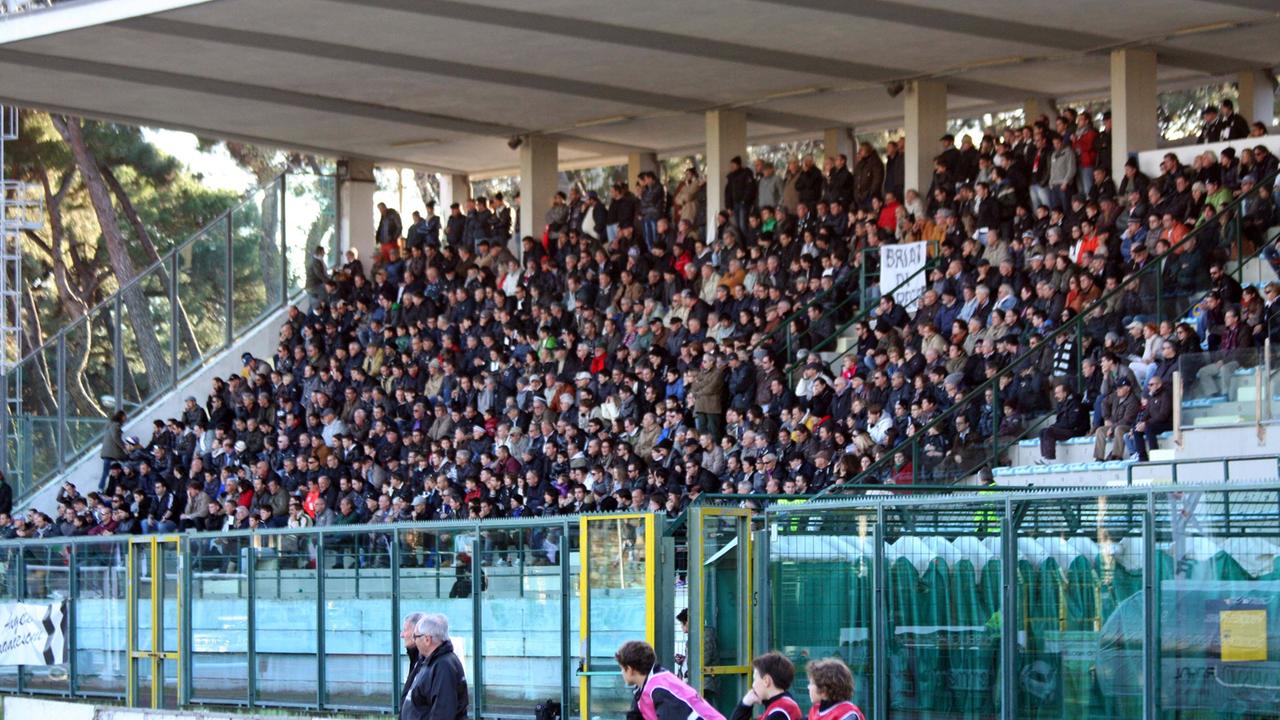 Tifosi del Viareggio sugli spalti dello stadio dei Pini