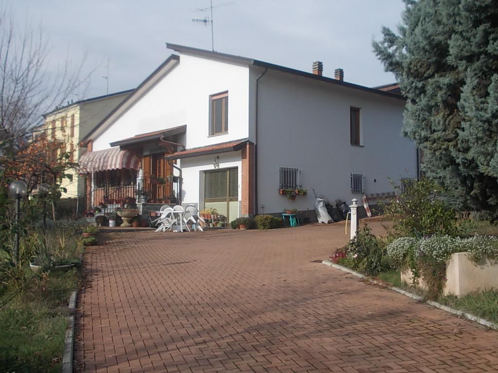 Si sveglia e trova i ladri in camera