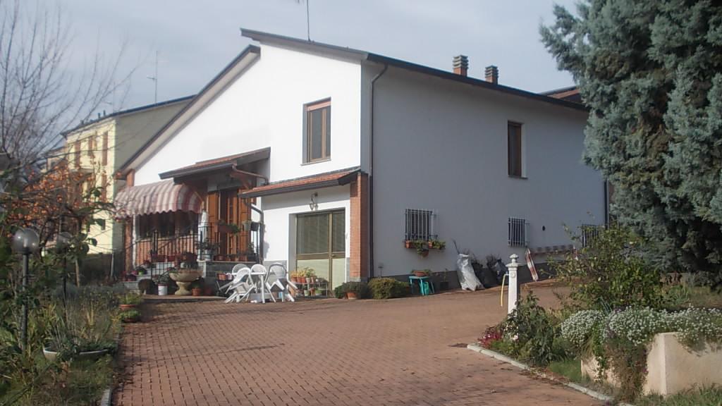 Si sveglia e trova i ladri in camera