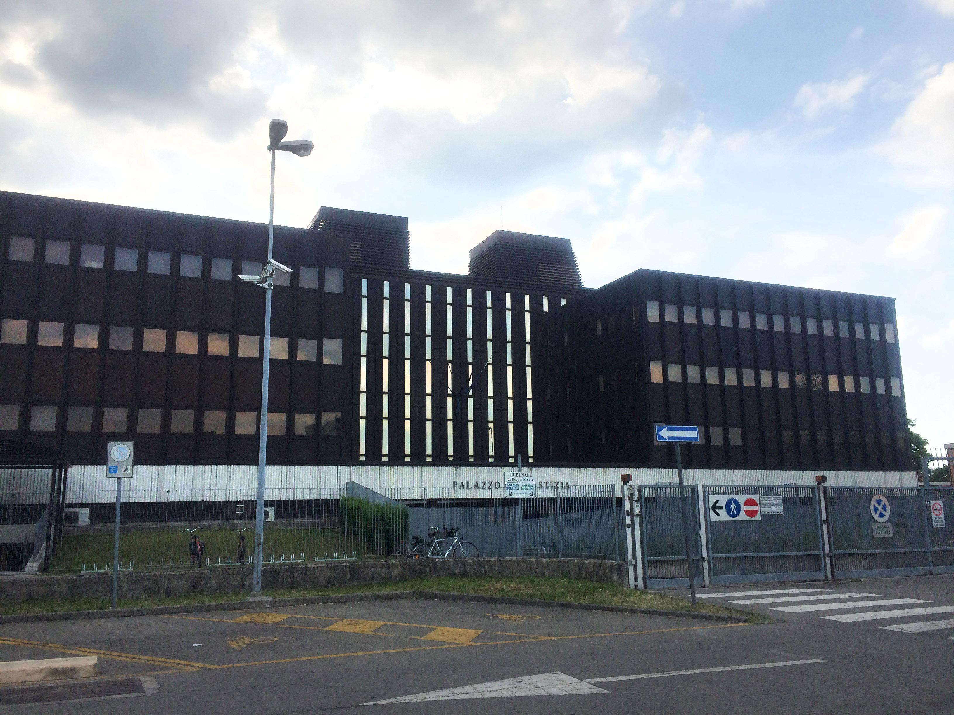 Staccò il mento alla moglie con un morso: condannato