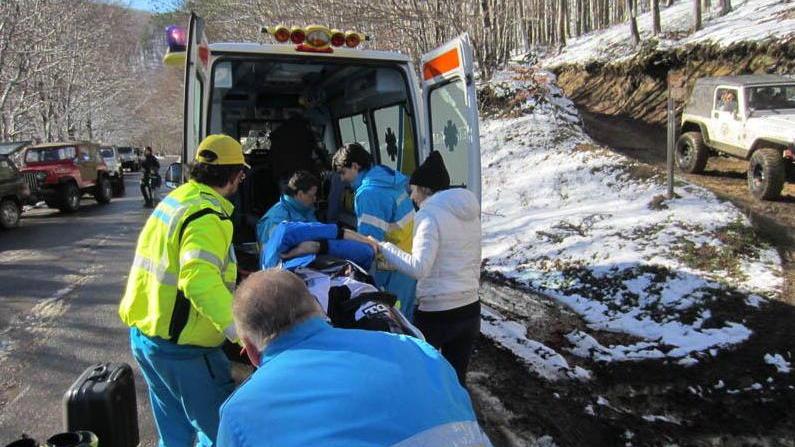 Fuori pericolo il motociclista caduto