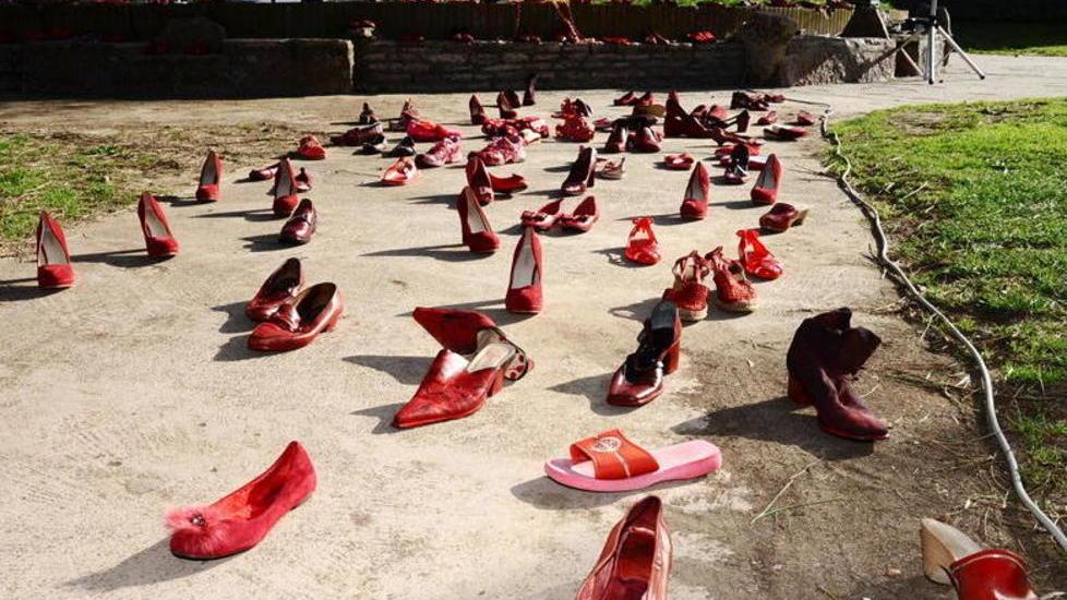Musica, canti e scarpe rosse contro la violenza