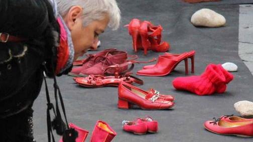 Gerbere e scarpette rosse contro la violenza