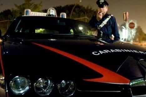 Rubano le chiavi in casa e fuggono con la Mercedes 