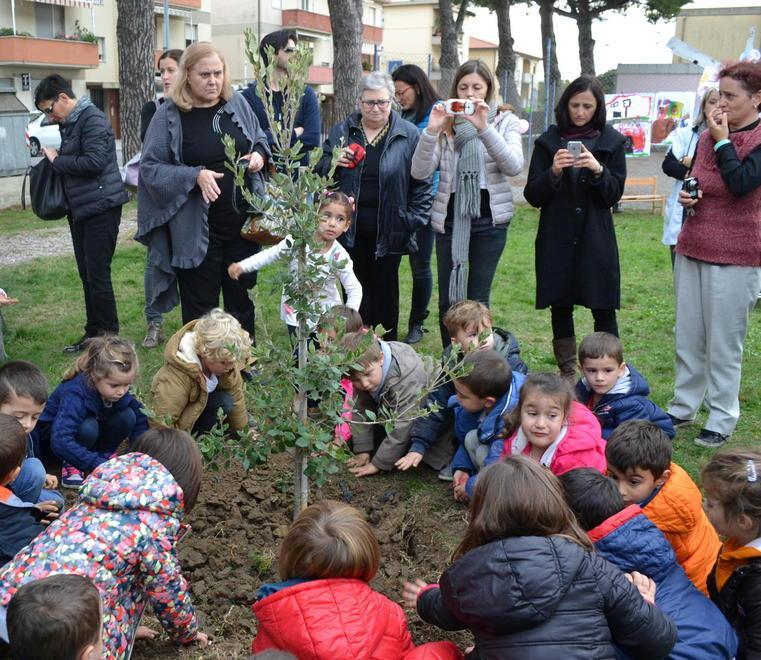 Studenti e alberi la festa va avanti